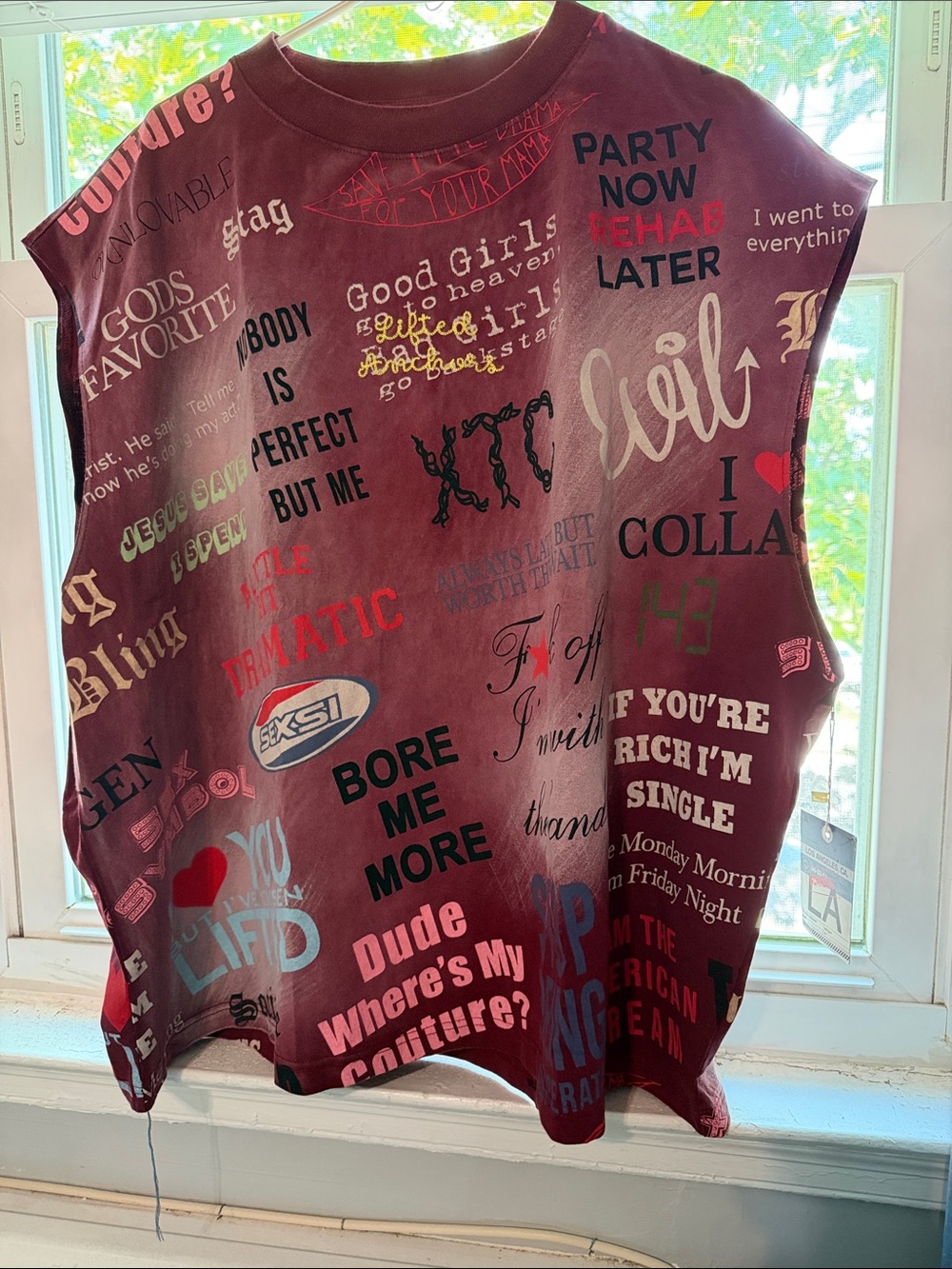 Graphic Sleeveless Tank Top - Burgundy Statement Print